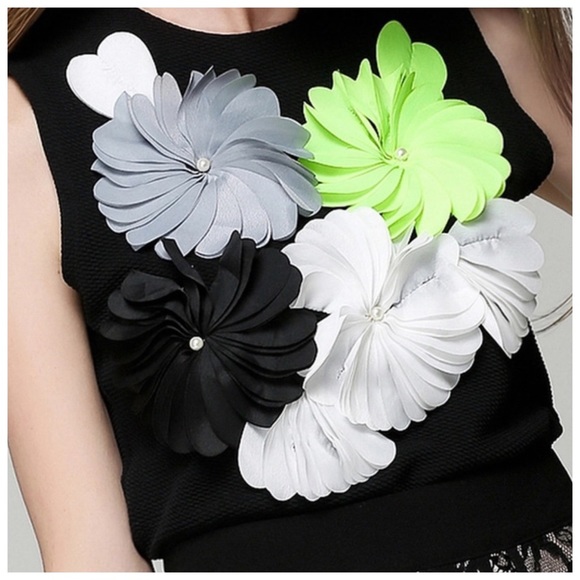 💜 The VIÑTI 3D Crepe Flower Top - Picture 2 of 5